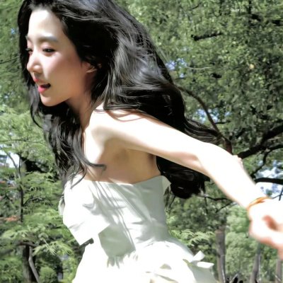 微光下的蓝色男孩